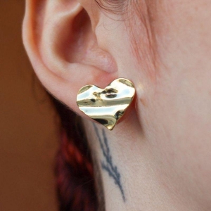 Brinco coração martelado