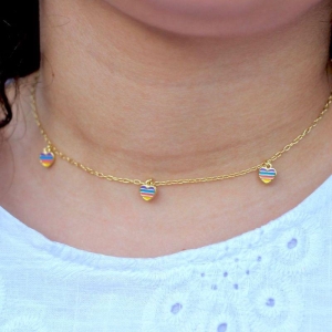 Gargantilha coração resinado arco íris