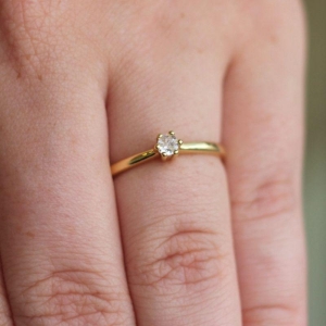 Anel Solitário Aro Simples caixa baixa - Pedra 4 MM