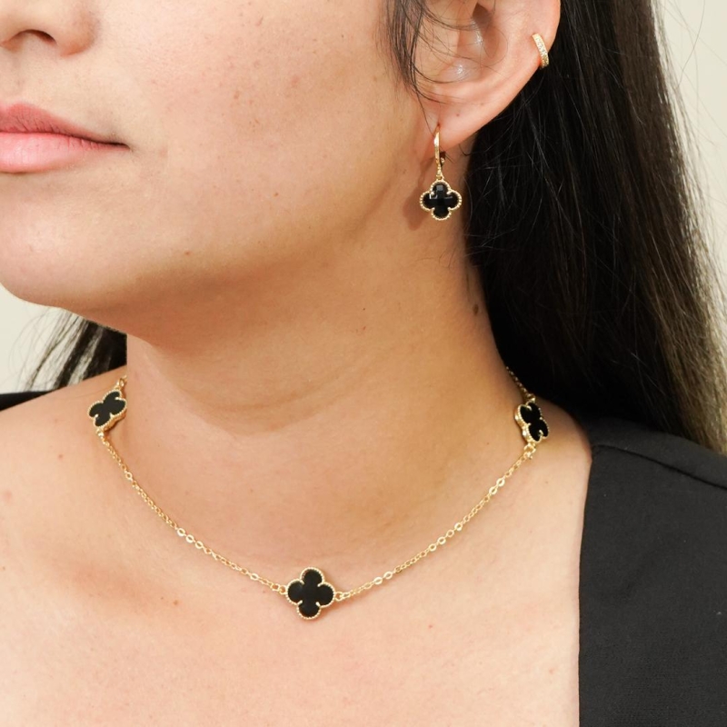 Colar 3  flores Van Cleef Virginia resina preto