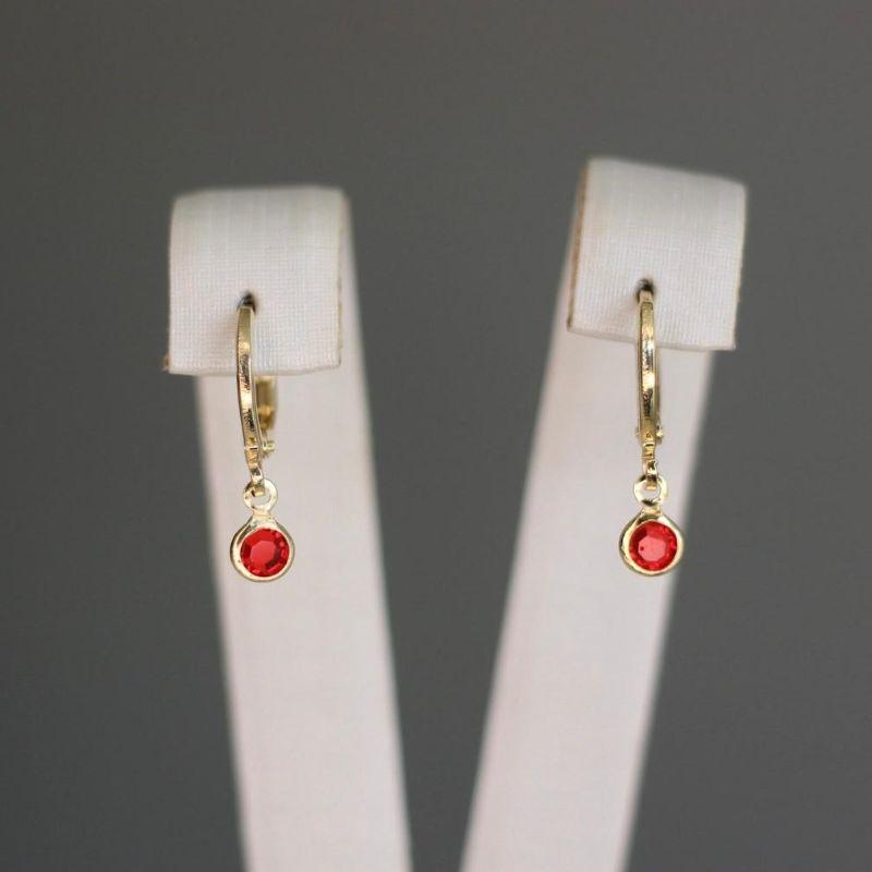 Brinco argolinha articulada zirconia vermelha