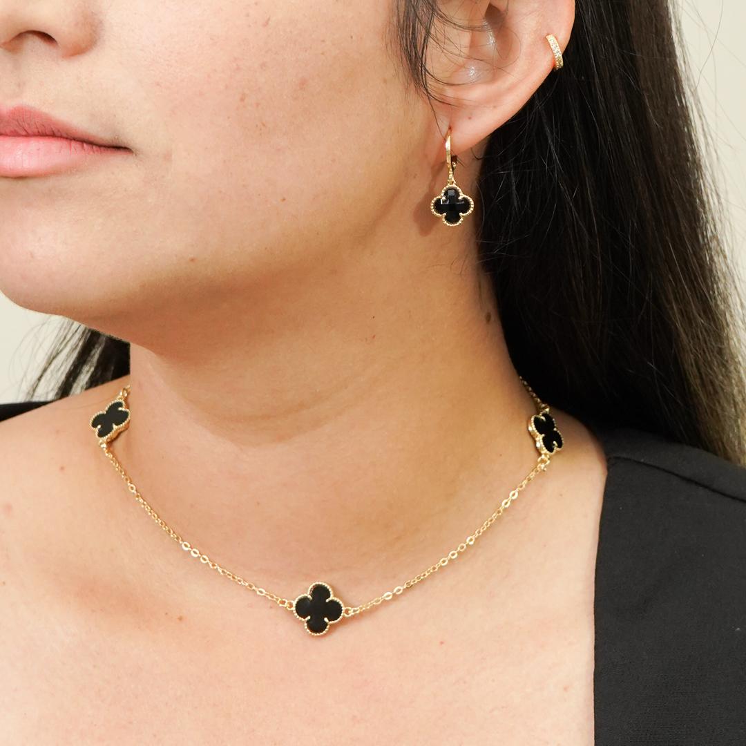 Colar 3  flores Van Cleef Virginia resina preto