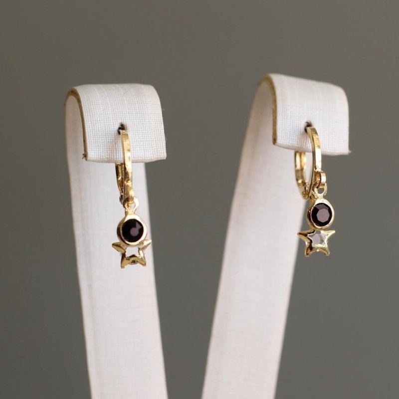 Brinco argolinha articulada com zirconia preta + estrela