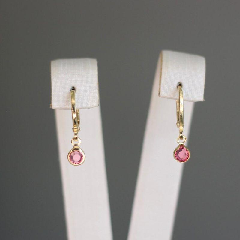 Brinco argolinha articulada com zirconia rosa